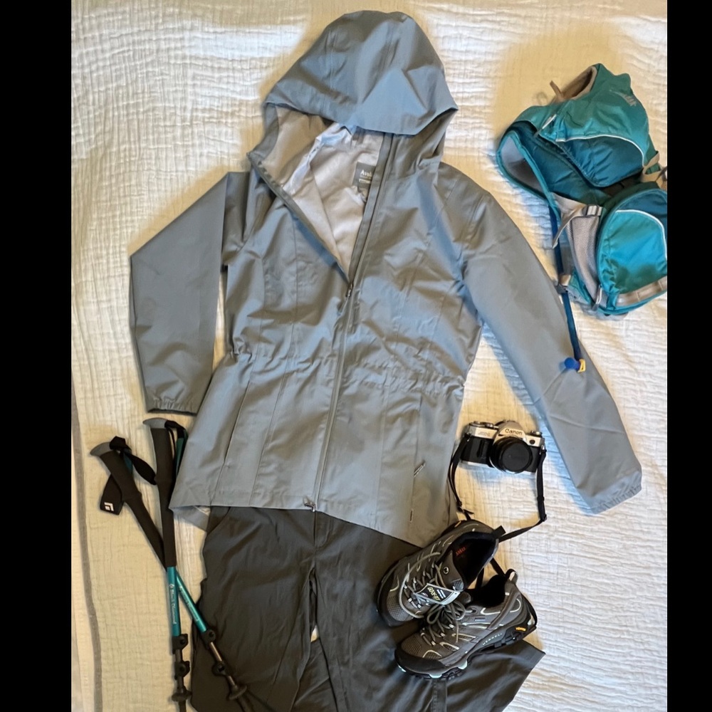 NWT Avalanche Soft shell Waterproof lightweight rain jacket with hood & cinch